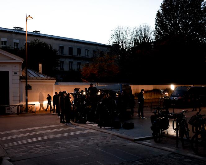 Avant l’arrivée de l’ancien président Nicolas Sarkozy, devant la prison de la Santé, à Paris, le 21 octobre 2025.