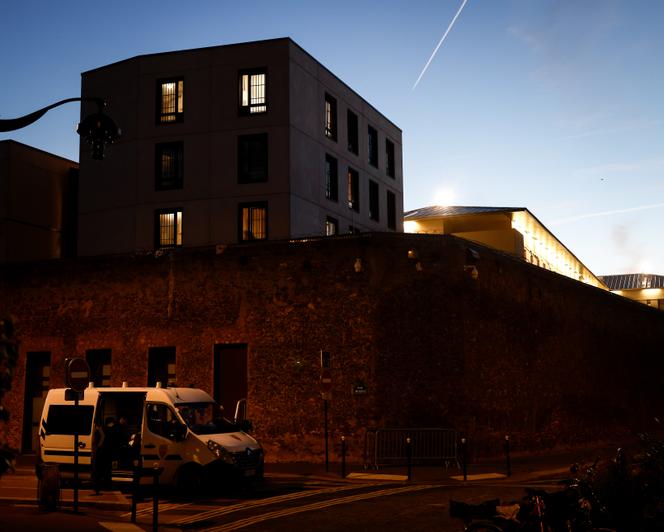 Avant l’arrivée de l’ancien président Nicolas Sarkozy, devant la prison de la Santé, à Paris, le 21 octobre 2025.