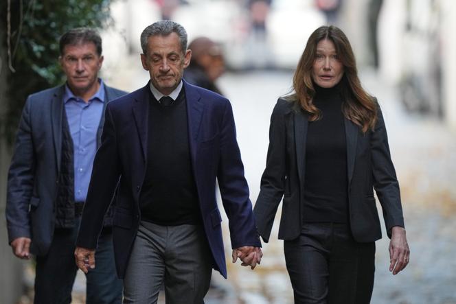 L’ancien président français Nicolas Sarkozy et son épouse Carla Bruni-Sarkozy quittent leur domicile, le 21 octobre 2025.