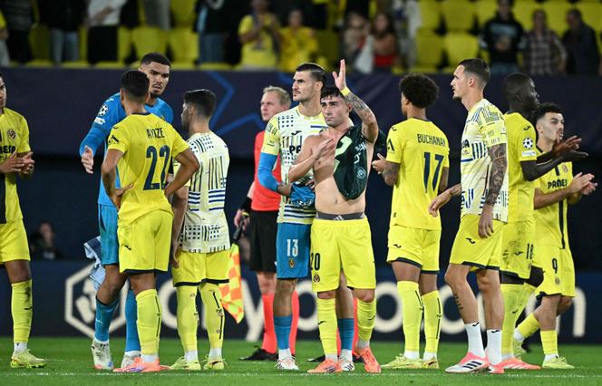 Les joueurs de Villarreal saluent leurs supporteurs à la fin du match de la phase de ligue de la Ligue des Champions contre Manchester City, au stade de la Ceramica, à Vila-real (Espagne), le 21 octobre 2025.