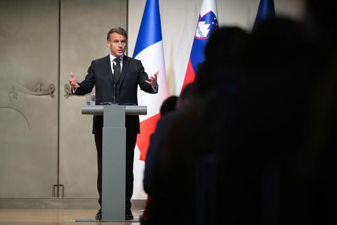 Le président français, Emmanuel Macron, s’exprime lors d’une conférence de presse conjointe avec le premier ministre slovène, à Ljubljana, le 21 octobre 2025. 