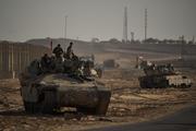 Des soldats israéliens se déplacent le long de la frontière entre Israël et Gaza, le 21 octobre 2025. 