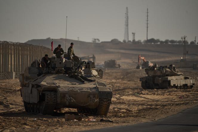 Des soldats israéliens se déplacent le long de la frontière entre Israël et Gaza, le 21 octobre 2025.