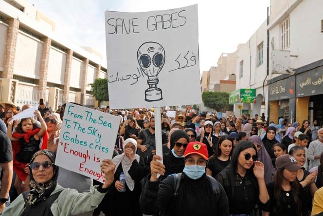 Des manifestants de Gabès, dans le sud-est de la Tunisie, protestent contre la pollution générée par les usines du Groupe chimique tunisien, le 21 octobre 2025.