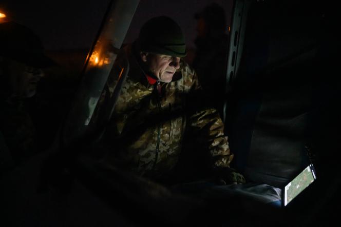 Un soldat de l’unité mobile de défense aérienne de la 116ᵉ brigade mécanisée ukrainienne surveille l’arrivée de drones russes, près de la ligne de front dans l’oblast de Kharkiv (Ukraine), le 8 octobre 2025.