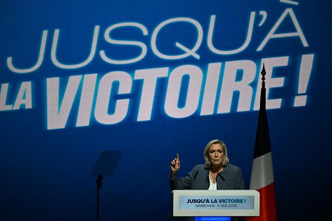 Marine Le Pen, lors de la réunion du 1ᵉʳ mai 2025 du Rassemblement national, à Narbonne, (Aude).