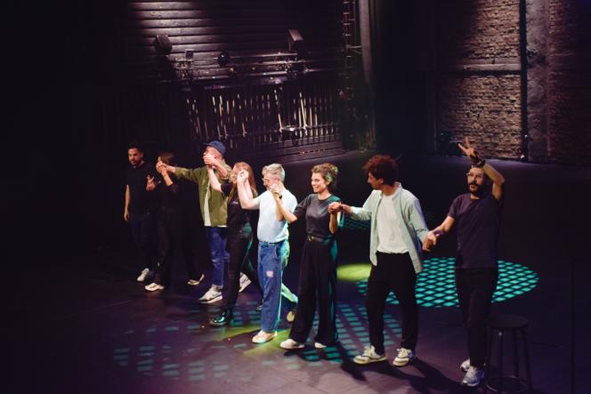 De gauche à droite, les stand-upeurs Maurizio Milione, Morgane Cadignan, Guigui Pop, Ana Godefroy, Stéphane du Baron, Lisa Perrio, Najim Ziani et Zohar Sebban, au Théâtre national de Strasbourg, en mai 2025.