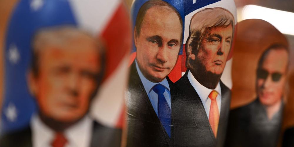 Des poupées russes à l’effigie des présidents russe et américain, sur l’étal d’un marché de Moscou, le 21 octobre 2025. - OLESYA KURPYAYEVA/AFP