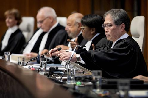 A droite, le président de la Cour internationale de justice, Yuji Iwasawa, à La Haye, le 22 octobre 2025.