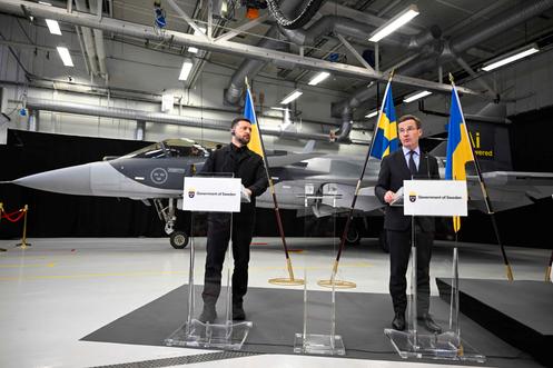 Le premier ministre suédois Ulf Kristersson et Volodymyr Zelensky à l’usine de Linköping au sud de Stockholm, où sont fabriqués les Gripen.
