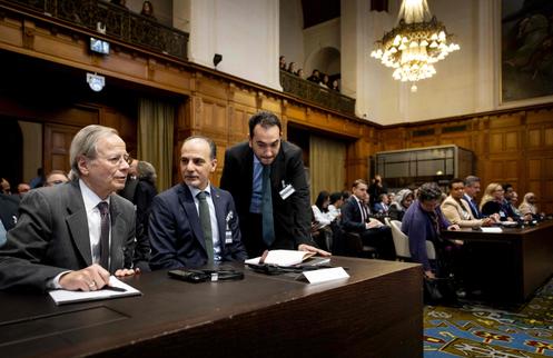 L’ambassadeur et représentant permanent de l’Autorité palestinienne auprès des organisations internationales aux Pays-Bas, Ammar Hijazi (au centre), assiste à l’audience de la Cour internationale de justice (CIJ), à La Haye, le 22 octobre 2025.