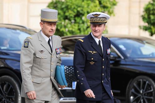 Le général de corps d’armée, Vincent Giraud, et le chef d’état-major des armées, Fabien Mandon, quittent le conseil des ministres, au palais de l’Elysée, le 22 octobre 2025.