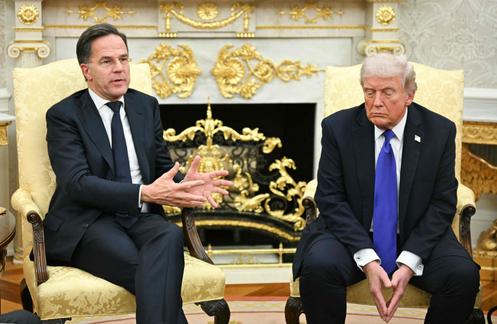 Le secrétaire général de l’OTAN, Mark Rutte, s’adresse aux journalistes en compagnie du président américain, Donald Trump, dans le bureau Ovale, à la Maison Blanche, à Washington, DC, le 22 octobre 2025.