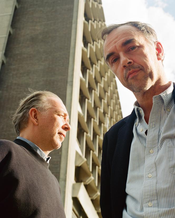 Les frères Stephen (à gauche) et David (à droite) Dewaele, alias Soulwax, à Gand, en Belgique, le 30 septembre 2025.