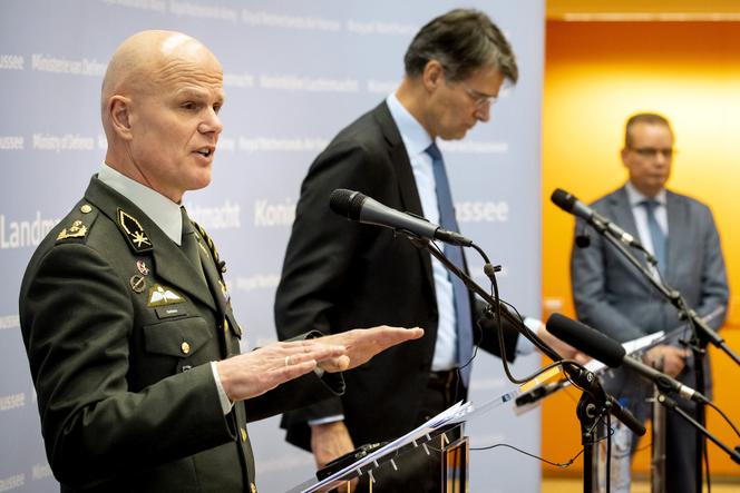 Erik Akerboom (au second plan), directeur général du service général de renseignement et de sécurité (AIVD), et le général de division Jan Swillens, lors d’un point presse sur le conflit en Ukraine, au ministère de la défense néerlandais, à La Haye, le 20 février 2023.
