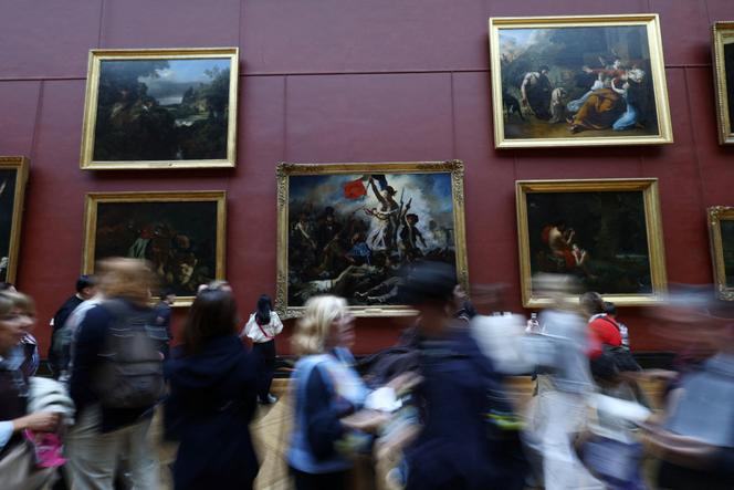Des visiteurs passent devant le tableau « Le Radeau de la Méduse » (1819) de Théodore Géricault (1791-1824), au musée du Louvre, à Paris, le 22 octobre 2025.