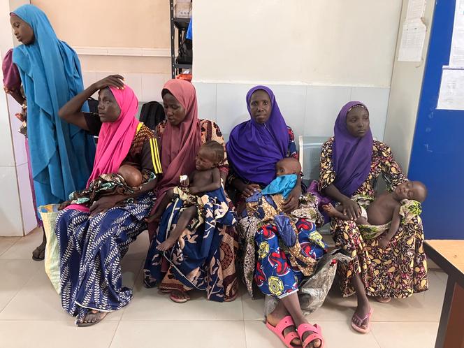 Des femmes et leur enfant attendent d’être pris en charge à l’hôpital Kofar Sauri, géré par Médecins sans frontières, à Katsina (Nigeria), le 28 septembre 2025.