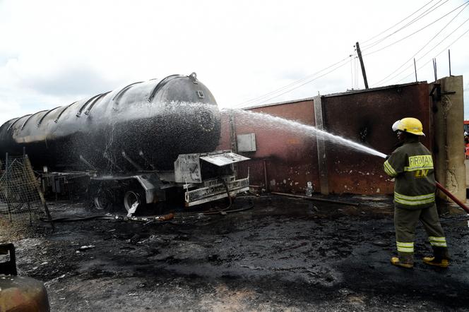Un pompier sur le site de l’explosion d’un camion-citerne qui a fait cinq morts et plusieurs blessés dans le district de Baruwa-Ipaja, près de Lagos, au Nigeria, en octobre 2020.
