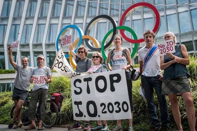 Les membres du collectif français NO-JO, lors d’une manifestation demandant le retrait de la candidature aux Jeux olympiques de 2030 devant le siège du Comité international olympique, à Lausanne, le 19 juillet 2024.