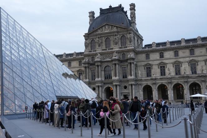 Des visiteurs font la queue pour entrer au Musée du Louvre, à Paris, le 22 octobre 2025.