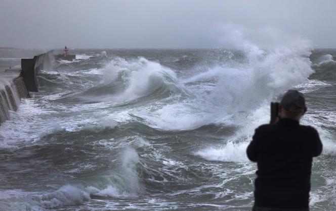 Lors du passage de la tempête Benjamin, au port de Plobannalec-Lesconil (Finistère), le 22 octobre 2025.
