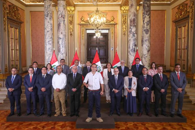 Dans une photographie mise à disposition par la présidence péruvienne, le président par intérim du Pérou, José Jeri, au centre, annonce la mise en place de l’état d’urgence alors qu’il s’adresse à la nation, à Lima, le 21 octobre 2025.