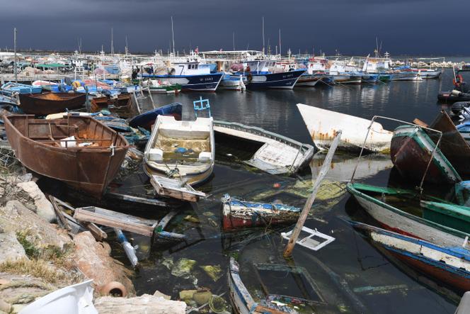 Embarcations utilisées par des migrants pour traverser la Méditerranée, abandonnées dans le port d’El-Amra (Tunisie), le 24 avril 2024.