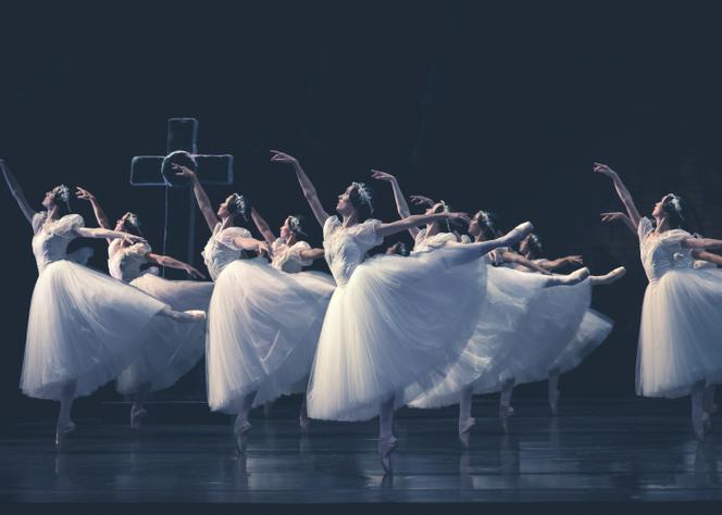 Hortense Millet-Maurin (au centre) dans « Giselle », de Jean Coralli et Jules Perrot, à l’Opéra Garnier (Paris 9e), en septembre 2025.