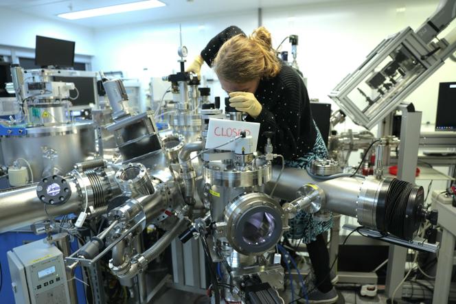 Une chercheuse travaille sur une machine de dépôt laser pulsé PLD, dans un laboratoire du CNRS et du géant français de la défense Thales, à Palaiseau (Essonne), le 16 octobre 2024.