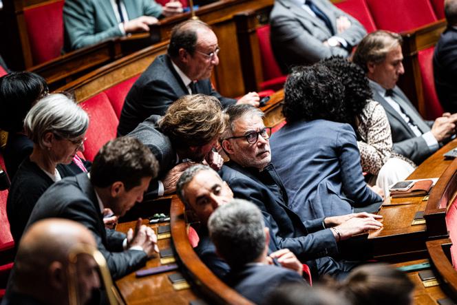 Le président du groupe Socialiste, Boris Vallaud, discute avec le député Socialiste, Olivier Faure, lors de la séance des Questions au gouvernement, à l’Assemblée nationale, à Paris, le 21 octobre 2025.