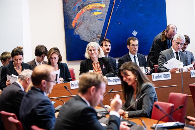 La ministre déléguée chargée de l’autonomie et des personnes handicapées, Charlotte Parmentier-Lecocq, la ministre de l’action et des comptes publics, Amélie de Montchalin, la ministre de la santé, Stéphanie Rist, et le ministre du travail, Jean-Pierre Farandou, lors de l’audition par la commission des affaires sociales de l’Assemblée nationale sur le projet de loi de financement de la Sécurité sociale pour 2026, à Paris, le 21 octobre 2025.