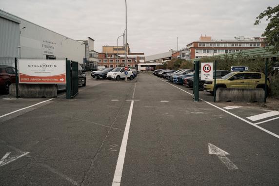 Aux abords du site Stellantis de Poissy (Yvelines), le 16 octobre 2025.