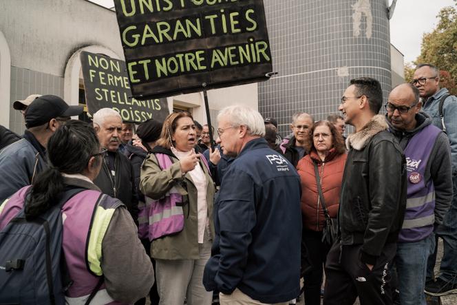 Rassemblement de salariés, à l’appel du syndicat SUD, sur la possible fermeture du site du constructeur automobile Stellantis à Poissy (Yvelines). Au marché du quartier Beauregard, à Poissy, le 16 octobre 2025.