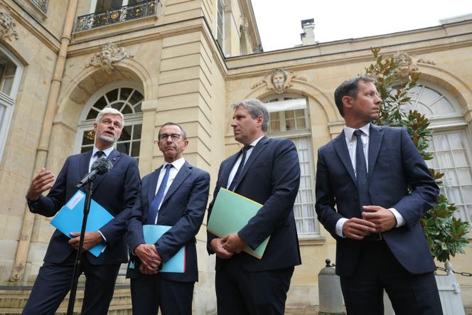 Laurent Wauquiez, président des députés LR, Bruno Retailleau, président de LR, Mathieu Darnaud, président des sénateurs LR, et François-Xavier Bellamy, vice-président de LR, à l’hôtel de Matignon, à Paris, le 2 septembre 2025.