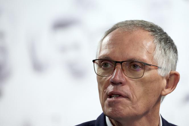 Carlos Tavares après avoir visité la chaîne de production des nouveaux modèles électriques Peugeot e-3008 et e-5008 à l’usine automobile Stellantis de Sochaux (Doubs), dans l’est de la France, le 3 octobre 2024.
