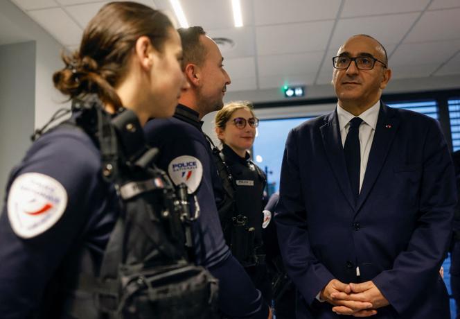 Le ministre de l’intérieur, Laurent Nuñez, lors d’une visite au commissariat de Saint-Quentin-en-Yvelines (Yvelines), le 13 octobre 2025.