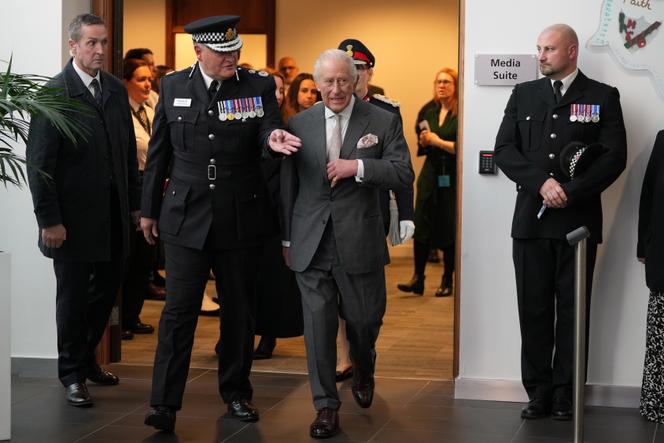 Le roi Charles III rencontre le personnel des services d’urgence au siège de la police du Grand Manchester, à Manchester (Royaume-Uni), le 20 octobre 2025.