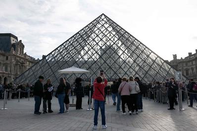 L’entrée du Musée du Louvre, à Paris, le 22 octobre.