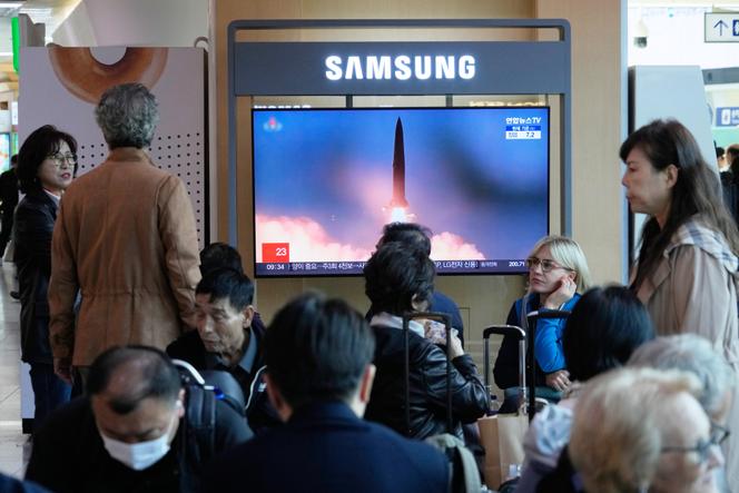 Un écran diffuse les images de lancement d’un missile nord-coréen dans une gare, à Séoul, le 22 octobre 2025.