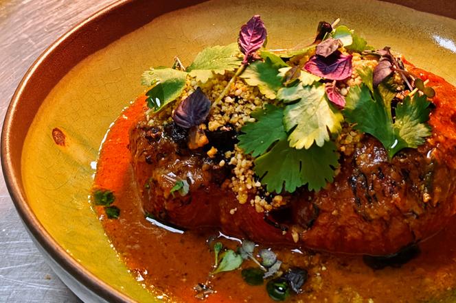 La tmatem mehchia de Khouloude Ben Thayer : une tomate ancienne farcie, shiitake mariné, harissa fumé, panko safran et riz grillé.