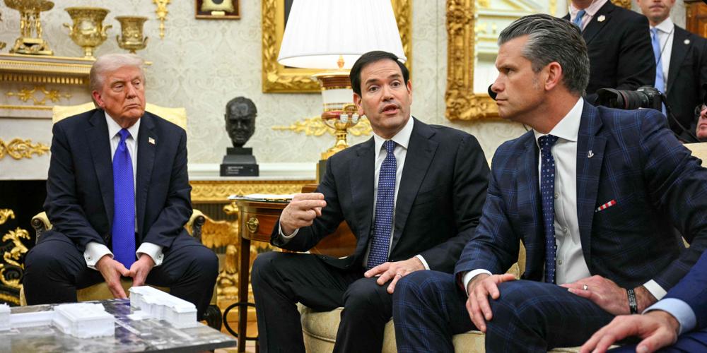 Le chef de la diplomatie américaine, Marco Rubio (au centre), entouré du président Donald Trump et du secrétaire à la défense, Pete Hegseth, à la Maison Blanche, à Washington, le 22 octobre 2025. - JIM WATSON / AFP
