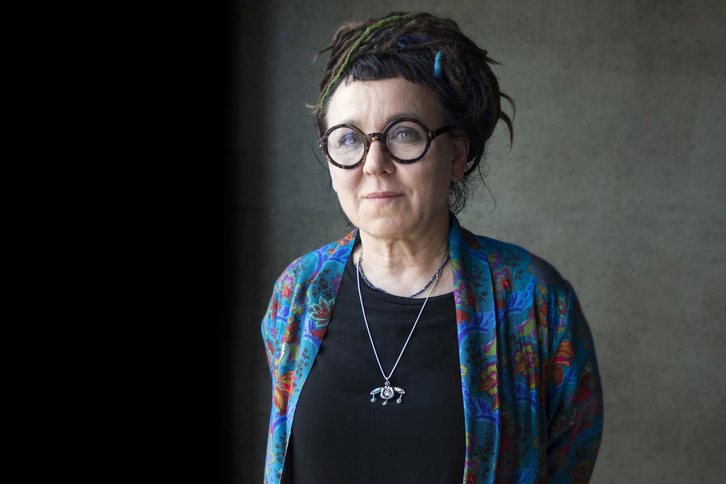 « E. E. » : les esprits frappeurs d’Olga Tokarczuk
