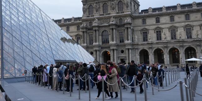 Le Louvre a rouvert mercredi matin, trois jours après le cambriolage spectaculaire de huit joyaux de la couronne de France