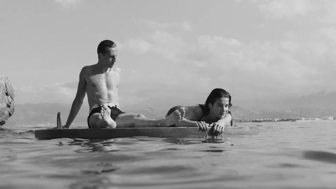 Benjamin Voisin (Meursault) et Rebecca Marder (Marie Cardona), dans « L’Etranger », de François Ozon.