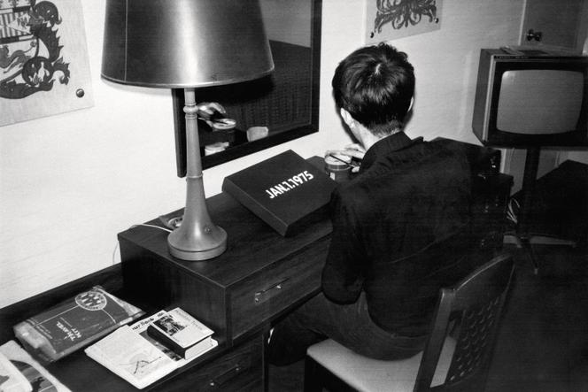 On Kawara dans son studio, le 1ᵉʳ janvier 1975, à Houston, aux Etats-Unis.