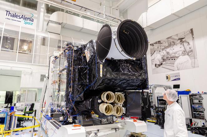 Un satellite météorologique conçu par Thales Alenia, dans la salle blanche de Thales Alenia Space à Cannes, le 9 septembre 2022. 