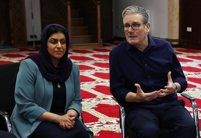 La ministre de l’intérieur, Shabana Mahmood, et le premier ministre britannique, Keir Starmer, à Peacehaven, au Royaume-Uni, le 23 octobre 2025.