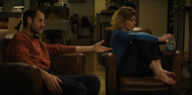 Benjamin Lavernhe (Arnaud) et Alix Poisson (Marie) dans la série « Des vivants », de Jean-Xavier de Lestrade.