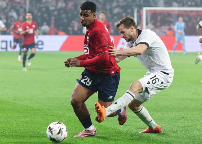 L’attaquant lillois Hamza Igamane (maillot rouge) lors du match de Ligue Europa contre le PAOK Salonique, au Stade Pierre-Mauroy, à Villeneuve d'Ascq (Nord), le 23 octobre 2025.
