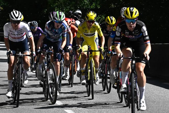 Pauline Ferrand-Prévot (au centre), avec le maillot jaune de leader au classement général, lors de la dernière étape de la 4e édition du Tour de France femmes, le 3 août 2025. 